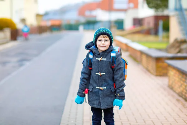 Dítě chlapec s brýlemi oko chodit ze školy — Stock fotografie