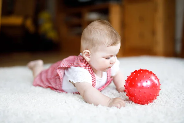 Linda niña jugando con bola de goma roja . —  Fotos de Stock