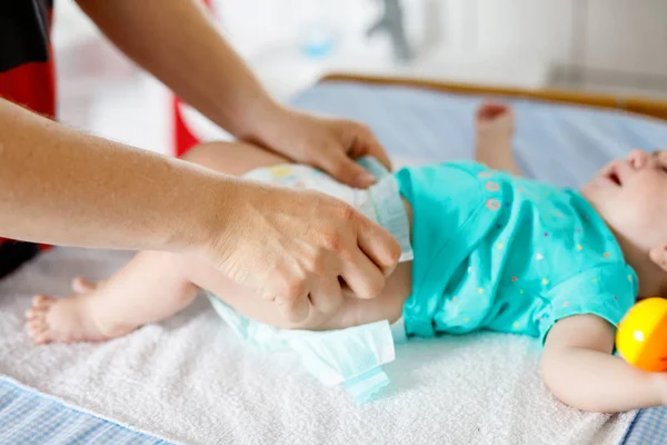 Close-up of father changing diaper of his newborn baby daughter. — Stock Photo, Image