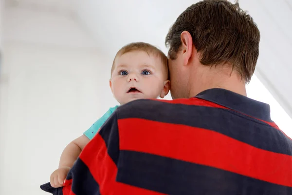 Feliz padre joven orgulloso con hija recién nacida, retrato familiar juntos — Foto de Stock