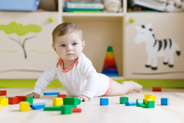 Bonito bebê menina brincando com brinquedos chocalho colorido — Fotografia de Stock