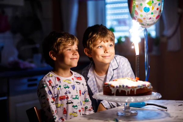 Due bellissimi bambini, piccoli bambini in età prescolare che festeggiano il compleanno e soffiano candele — Foto Stock