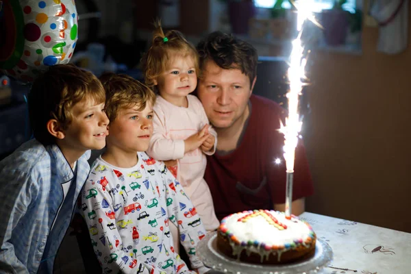 Kleiner Junge und Familie, Vater, Bruder und kleine Schwester feiern Geburtstag — Stockfoto