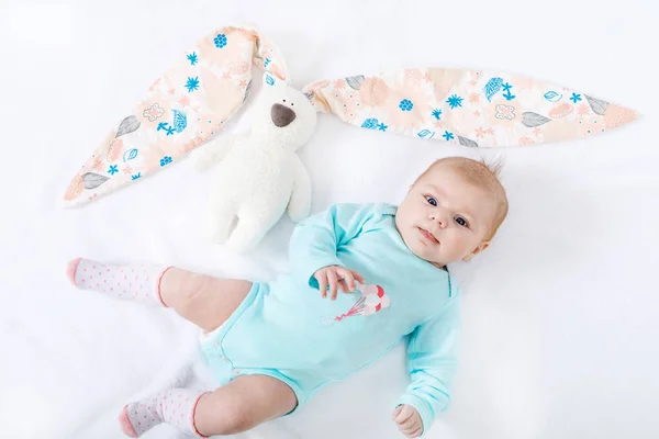 부활절 토끼 장난감 사랑 스러운 귀여운 갓난 아기 소녀 — 스톡 사진