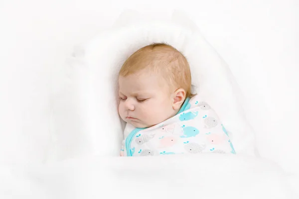Söt liten nyfödd flicka sova insvept i filt — Stockfoto
