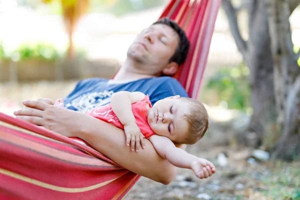 Cute adorable baby girl of 6 months and her father sleeping peaceful in hammock in outdoor garden — Stock Photo, Image