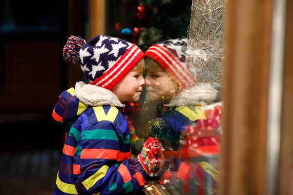滑稽快乐的孩子在时尚冬天衣裳做窗口购物装饰与礼物, 圣诞树 — 图库照片