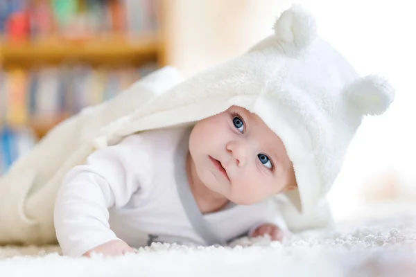 Bebé niña con toalla blanca o overal de invierno en el dormitorio soleado blanco —  Fotos de Stock