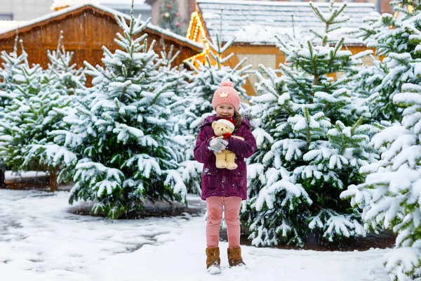 Cute little smiling kid girl on christmas tree market. — Stock Photo, Image