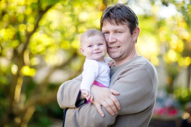 Yeni doğan bebek kızı, aile portre birlikte eğleniyor mutlu gururlu genç baba. Baba ile bebek kız açık havada, seviyorum. Yeni doğan çocuk baba arıyor. Bağlar, Aile, yeni bir hayat