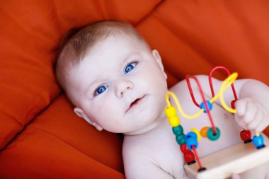 Yeni doğan bebek renkli ahşap eğitim çıngırak oyuncakla oynamak