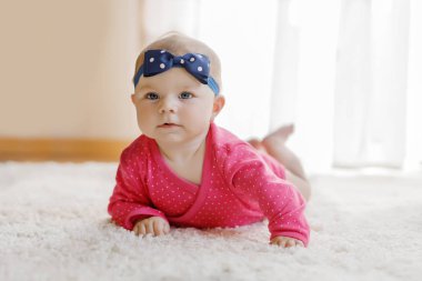 5 ay kapalı evde küçük minik bebek kız portresi