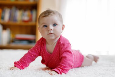 5 ay kapalı evde küçük minik bebek kız portresi