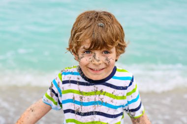 Tropik sahilde eğleniyor küçük çocuk çocuk