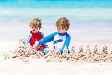 Tropikal plaj Boracay, Türkiye üzerinde kum kale iki çocuk çocuklar