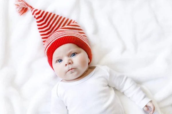 Bonito bebê adorável criança com boné de inverno de Natal no fundo branco — Fotografia de Stock