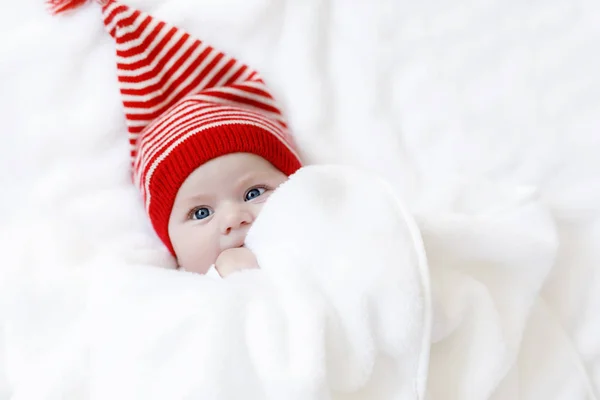Lindo niño adorable bebé con gorra de invierno de Navidad sobre fondo blanco — Foto de Stock