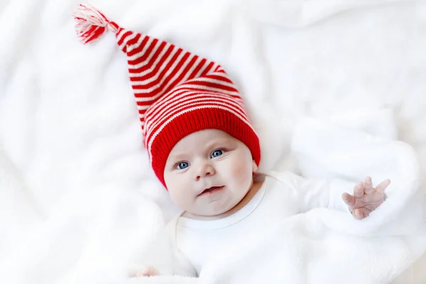 Bonito Bebê Adorável Criança Com Boné Inverno Natal Fundo Branco — Fotografia de Stock