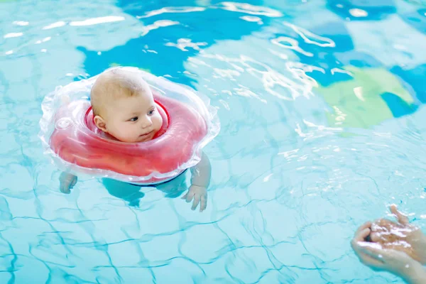 Tatlı küçük bebek çocuk yüzme halka kapalı bir yüzme havuzu ile yüzmek için öğrenme — Stok fotoğraf
