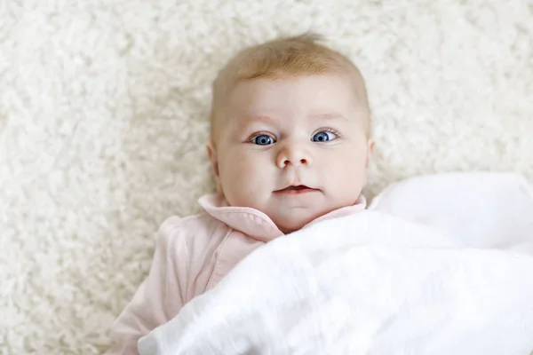Портрет милої чарівної новонародженої дитини — стокове фото