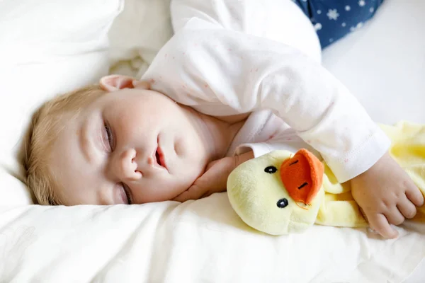 Мила чарівна дівчинка 6 місяців спокійно спить у ліжку — стокове фото