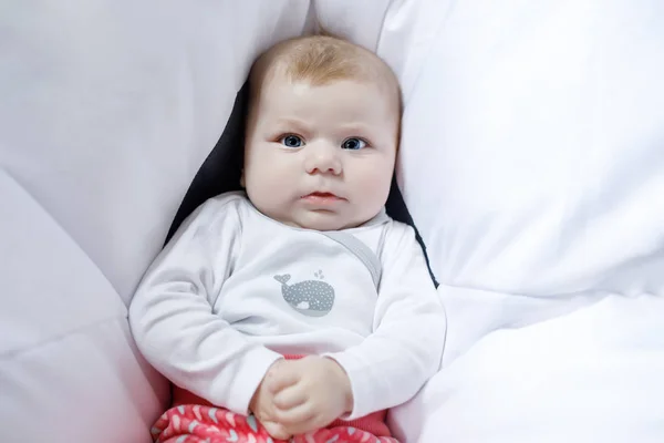 Портрет милої чарівної новонародженої дитини — стокове фото