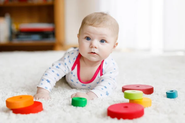Renkli ahşap çıngırak oyuncakla oynamak sevimli bebeğim — Stok fotoğraf