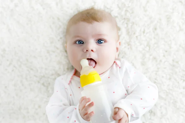 Bonito bebê adorável ewborn menina segurando mamadeira e beber leite fórmula — Fotografia de Stock