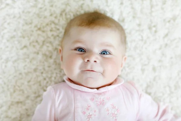 Aranyos újszülött gyermek portréja — Stock Fotó