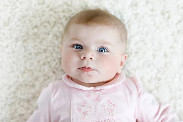 Sevimli, tapılası yeni doğmuş bebek portresi — Stok fotoğraf