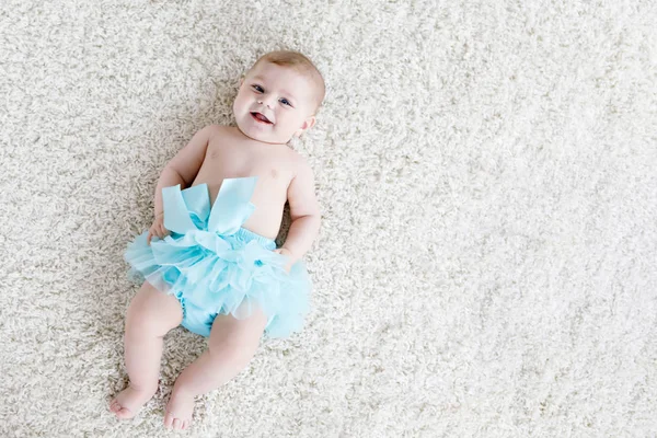 Adorable niña sobre fondo blanco con falda tutú turquesa. —  Fotos de Stock