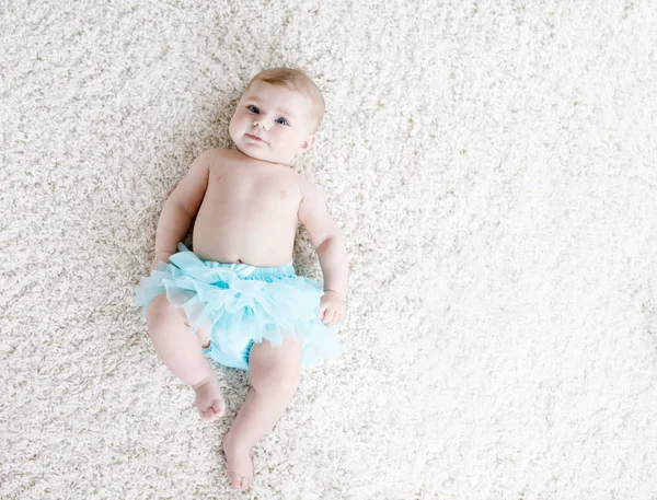 Adorable niña sobre fondo blanco con falda tutú turquesa. —  Fotos de Stock