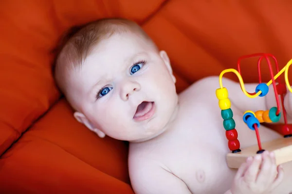 可爱的新生宝宝玩多彩木制教育摇铃玩具 — 图库照片