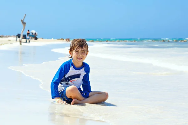 Pequeno menino loiro se divertindo na praia tropical da Jamaica — Fotografia de Stock