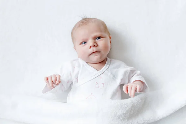 Retrato de bonito adorável bebê recém-nascido criança — Fotografia de Stock