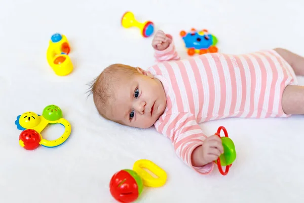 Carino bambino ragazza giocare con colorato sonaglio giocattoli — Foto Stock