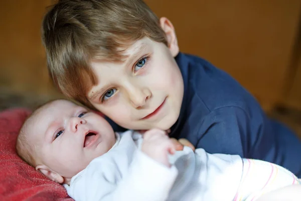 Happy little kid boy with newborn baby sister girl — Stock Photo, Image