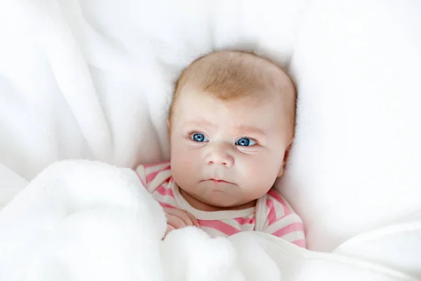 Retrato de bonito adorável bebê recém-nascido criança — Fotografia de Stock