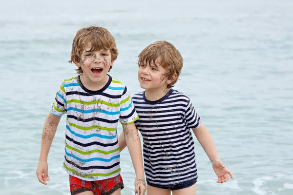两个快乐的小男孩在海边奔跑 — 图库照片