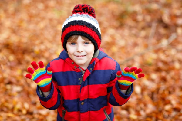 秋にかわいい子供の男の子公園で背景を残します. — ストック写真