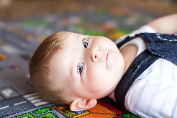 Portret ładny chłopczyk 6 miesięcy infront choinki. — Zdjęcie stockowe