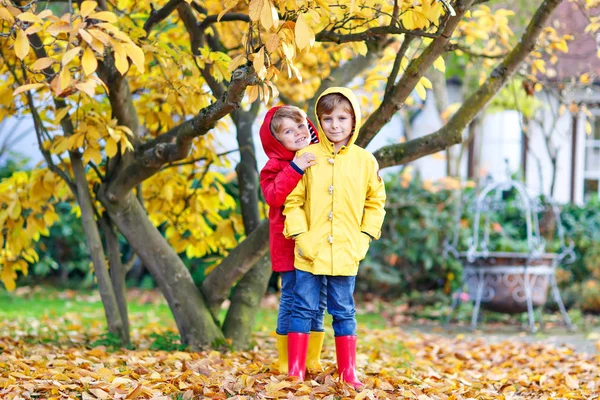 Due piccoli migliori amici e bambini ragazzi autunno parco in cl colorato — Foto Stock