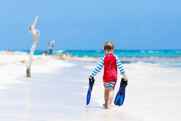 Piccolo ragazzo biondo che si diverte sulla spiaggia tropicale delle Maldive — Foto Stock
