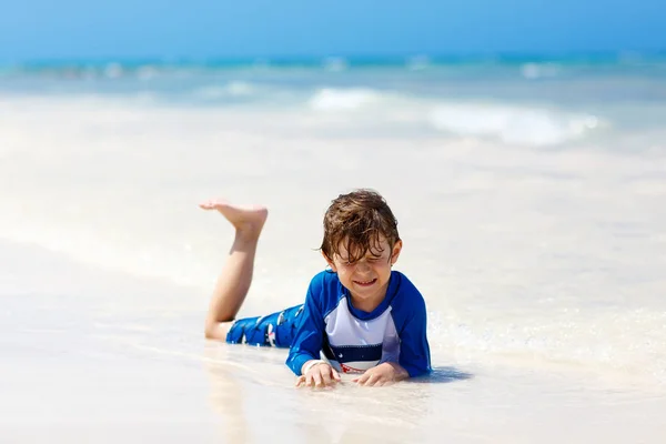 Kleiner blonder Junge hat Spaß am tropischen Strand von Jamaica — Stockfoto
