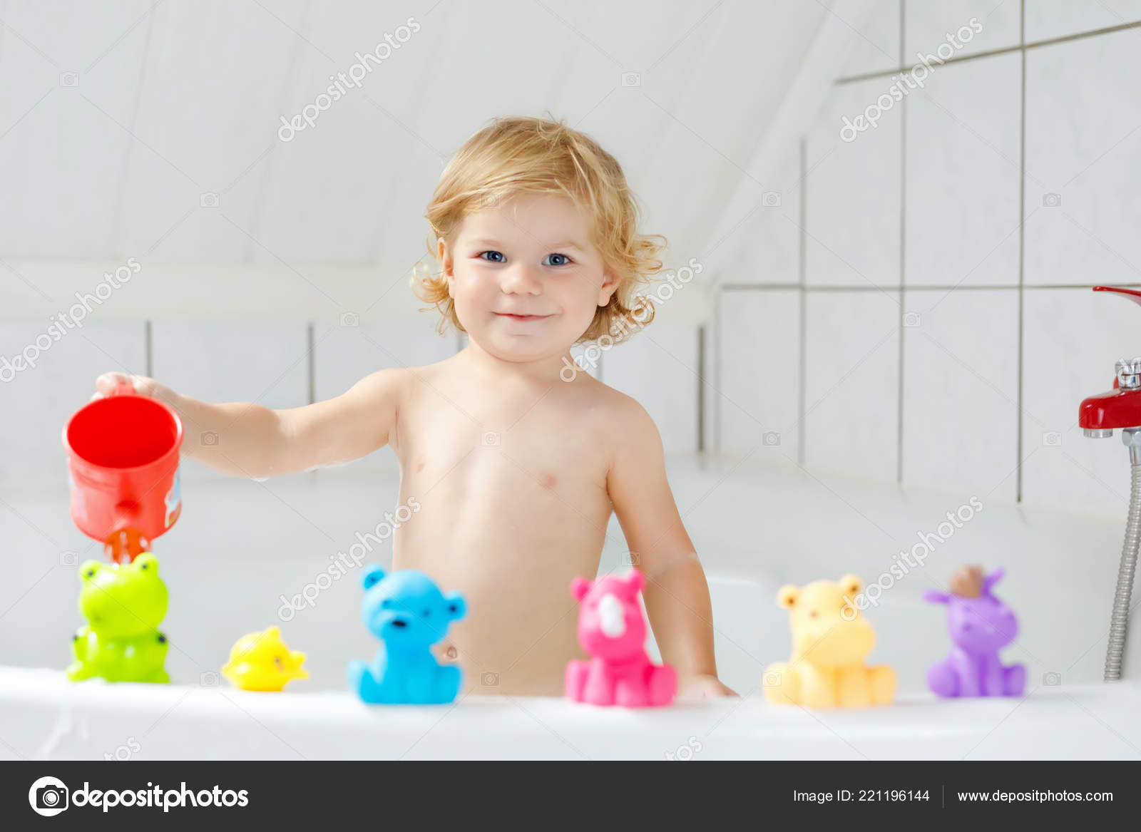 愛らしいかわいい小さな幼児女の子のバスタブで入浴 幸せな健康な赤ちゃん子供ゴム ゴムおもちゃで遊んで 楽しい時を過します 洗濯 掃除 子供の衛生 ストック写真 C Romrodinka 愛らしいかわいい小さな幼児女の子のバスタブで入浴 幸せな健康な赤ちゃん子供ゴム ゴムおもちゃで遊んで 楽しい時を過します 洗濯 掃除 子供の衛生 ストック写真 C Romrodinka
