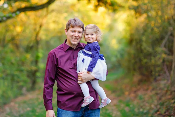 Glücklicher junger Vater mit Spaß niedliche Kleinkind Tochter, Familienporträt zusammen. Mann mit wunderschönem Mädchen in Natur und Wald. Papa mit kleinem Kind im Freien, umarmt. Liebe, Bindung. — Stockfoto