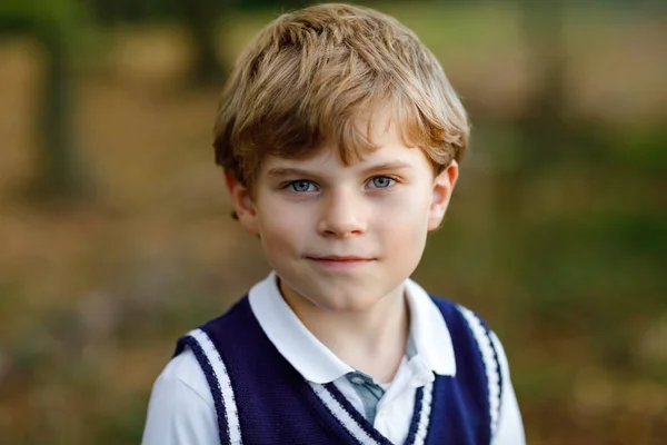 Portret van kleine cool jongen jongen in het bos. Gelukkig gezond kind plezier op warme zonnige dag begin van de herfst. Familie, natuur, liefde en actieve recreatie. Kid in schooluniform. — Stockfoto