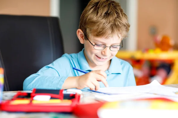 Lindo Niño Pequeño Con Gafas Casa Haciendo Tarea Escribiendo Cartas — Foto de Stock