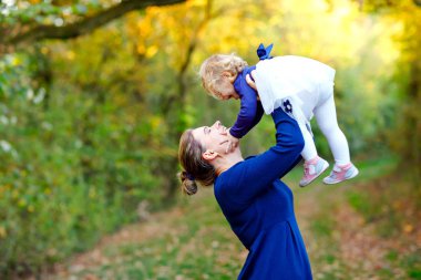 Mutlu genç anne, küçük kızıyla eğleniyor, aile portresi çiziyor. Doğada ve ormanda güzel bir kızı olan bir kadın. Anne ve küçük çocuk dışarıda, sarılıyorlar. Aşk, bağlanma