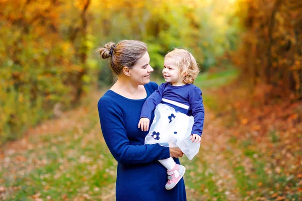Happy young mother having fun cute toddler daughter, family portrait together. Woman with beautiful baby girl in nature and forest. Mum with little child outdoors, hugging. Love, bonding. — Stock Photo, Image